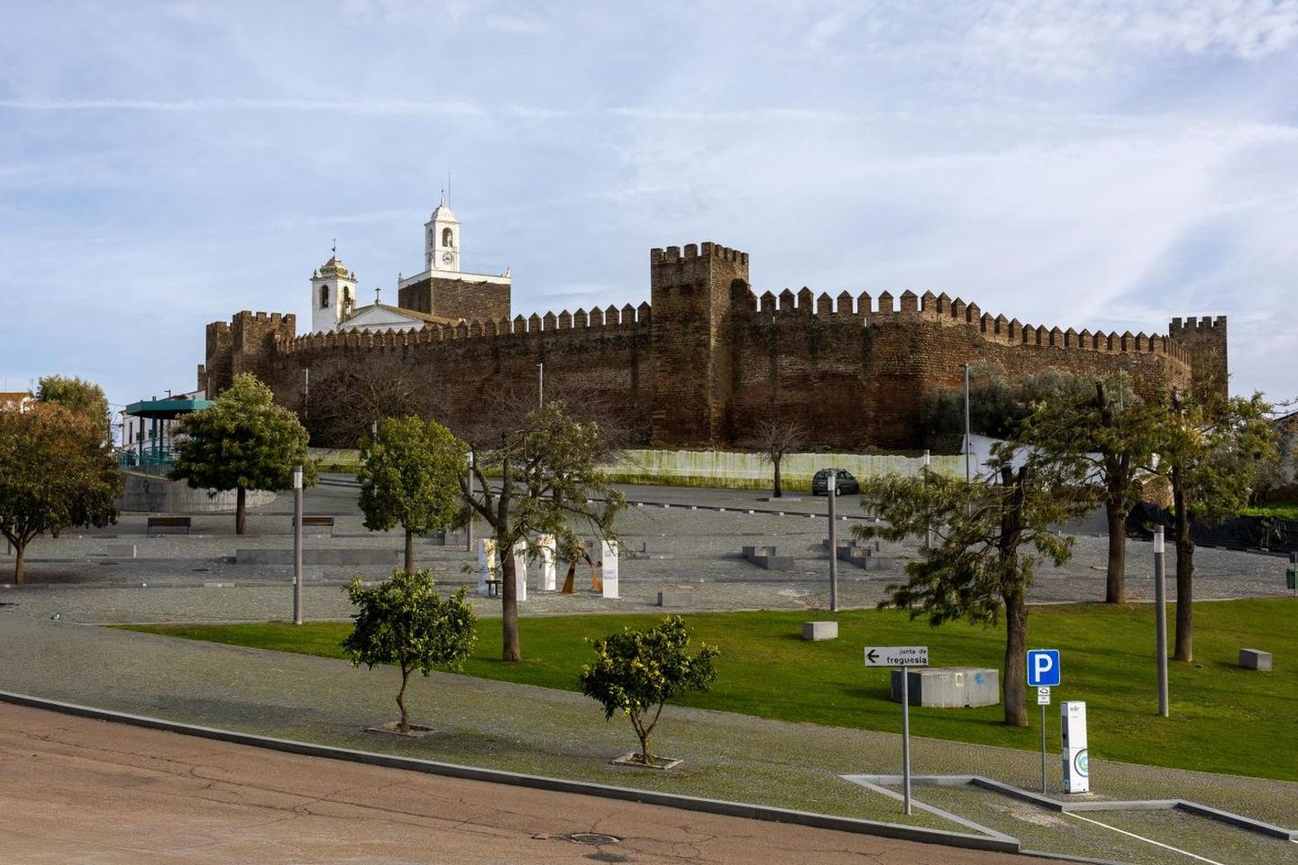 Muralhas ameiadas do Castelo do Alandroal, com a torre da igreja