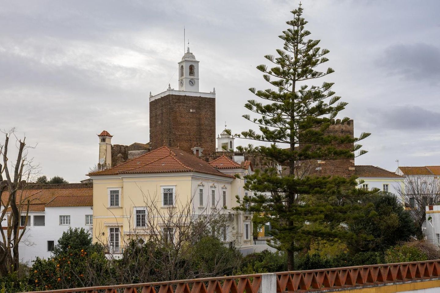 Torre do Castelo do Alandroal vista da vila, por cima dos telhados