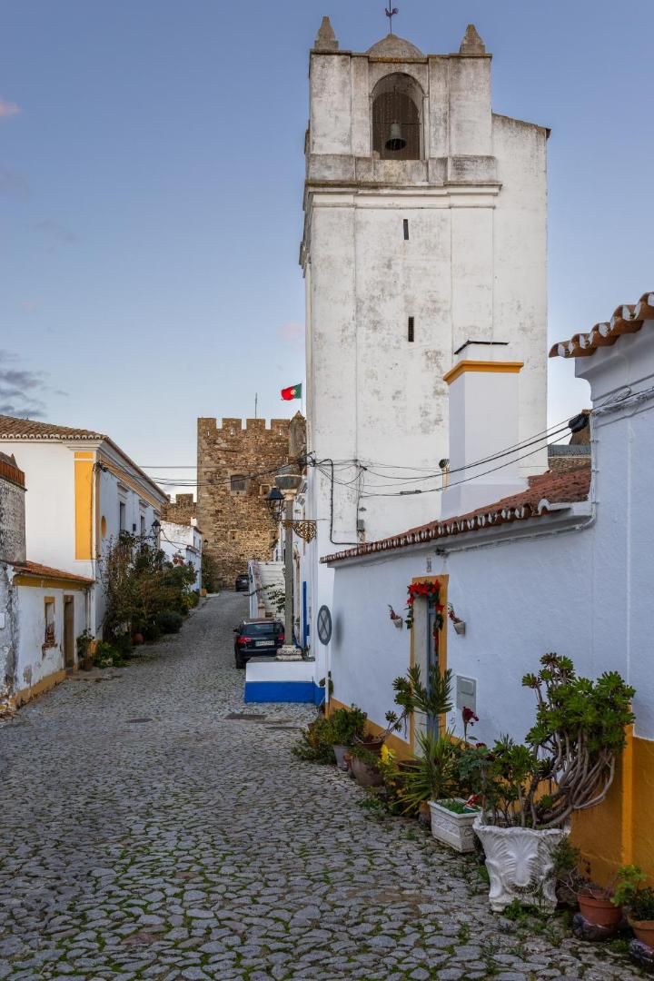 Rua Direita, no centro histórico de Terena, com casas caiadas e torre sineira
