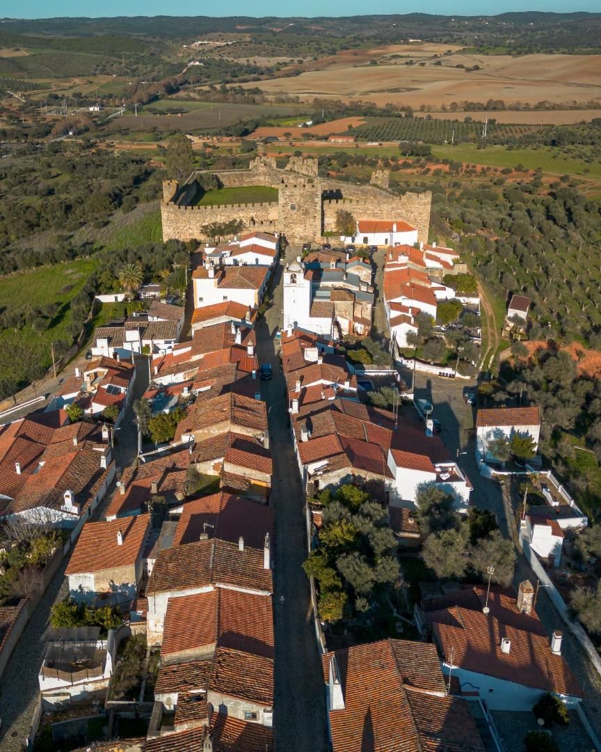 Vista aérea da vila de Terena com o castelo ao fundo