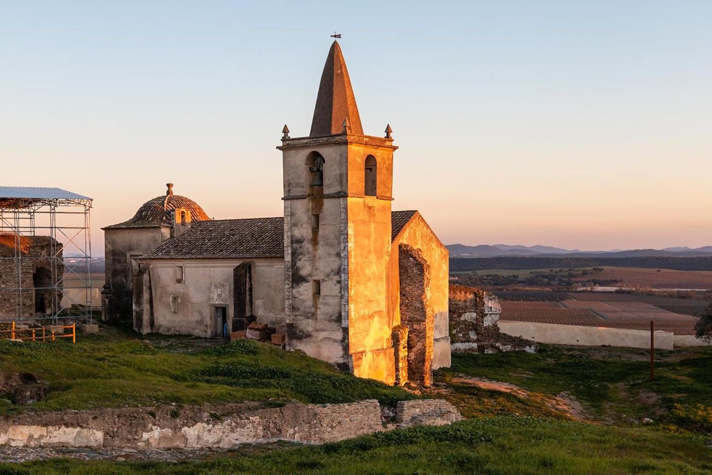 Igreja da Fortaleza de Juromenha ao fim da tarde, com a planície ao fundo
