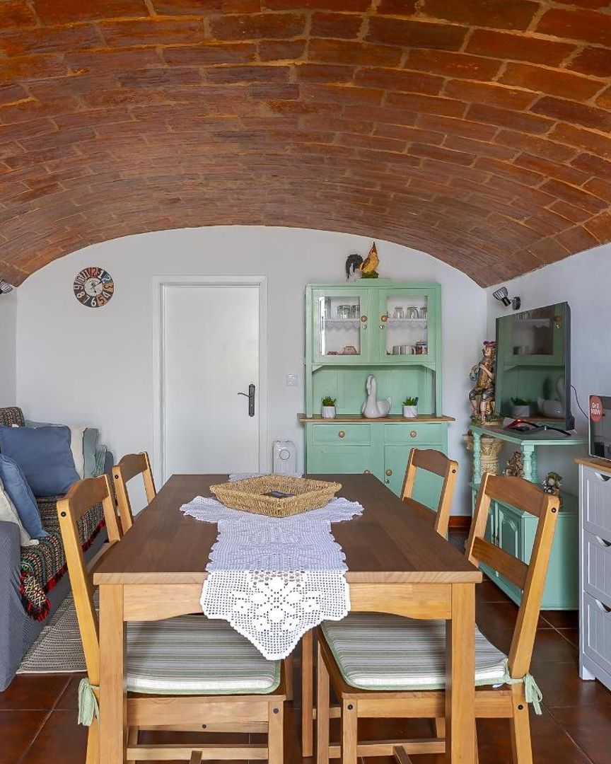 Sala com cozinha da Casita dos Avós, com teto em abóbada de tijolo e paredes caiadas